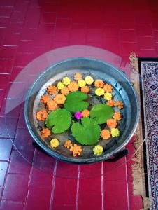 阿勒皮Anna's Heritage bungalow的桌上放着一盘鲜花 更多15张照片