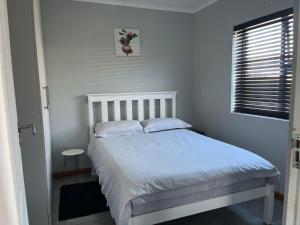 Postel nebo postele na pokoji v ubytování Lathitha Self-Catering