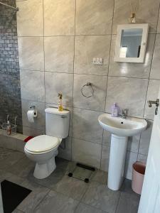 Koupelna v ubytování Lathitha Self-Catering