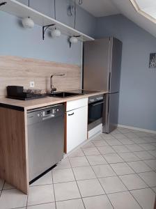 Η κουζίνα ή μικρή κουζίνα στο Work and Stay Attendorn 2 Zimmer 4 betten Badezimmer Küche und Balkon