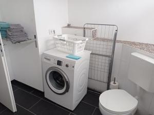 Φωτογραφία από το άλμπουμ του Work and Stay Attendorn 2 Zimmer 4 betten Badezimmer Küche und Balkon σε Attendorn