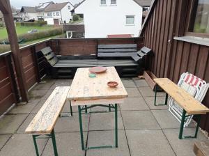 Μπαλκόνι ή βεράντα στο Work and Stay Attendorn 2 Zimmer 4 betten Badezimmer Küche und Balkon