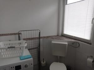 Ένα μπάνιο στο Work and Stay Attendorn 2 Zimmer 4 betten Badezimmer Küche und Balkon +8 φωτογραφίες