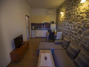 ein Wohnzimmer mit Couch und Fernseher in der Unterkunft Apartments Punta in Starigrad-Paklenica