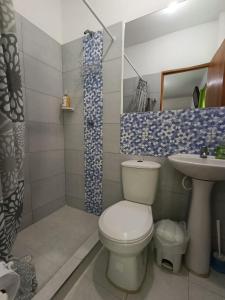 MaizalにあるApartamentos en Sabanilla, Colombia -Tu Escapada Ideal!のトイレと洗面台のあるバスルーム