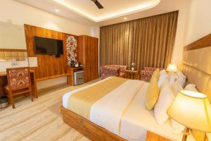 Μια τηλεόραση ή/και κέντρο ψυχαγωγίας στο The classic heights Mcleodganj #scenic mountain view #big parking #top rated #most awarded #premium rooms #lift #property of the year