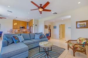 sala de estar con sofá azul y ventilador de techo en Kapalua Golf Villa 27V 3, en Kapalua