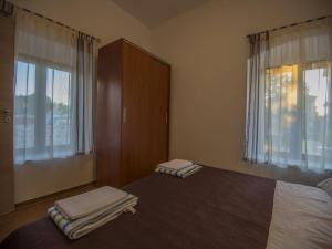 ein Schlafzimmer mit einem Bett mit zwei Handtüchern darauf in der Unterkunft Apartments Punta in Starigrad-Paklenica