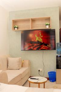 Μια τηλεόραση ή/και κέντρο ψυχαγωγίας στο Munawar Homes