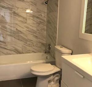 Peace and Quiet Dorm Rooms - في ميامي: حمام مع مرحاض وحوض استحمام ومغسلة +صورتان