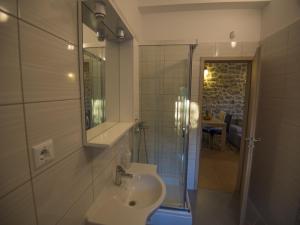ein Badezimmer mit Waschbecken und Glasdusche in der Unterkunft Apartments Punta in Starigrad-Paklenica + 37 Fotos