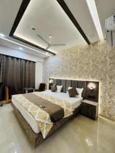 En eller flere senge i et værelse på The Grand Estate