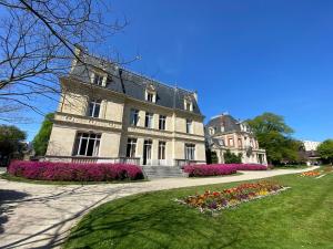 a large building with flowers in front of it at Le Cocon d'Oberthur - Proche Thabor in Rennes