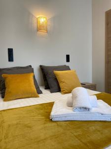 a bedroom with a bed with yellow pillows at Le Cocon d'Oberthur - Proche Thabor in Rennes