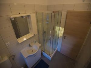 Ein Badezimmer in der Unterkunft Apartments Punta