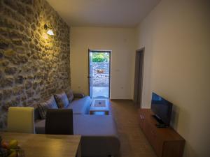 ein Wohnzimmer mit Couch und Fernseher in der Unterkunft Apartments Punta in Starigrad-Paklenica