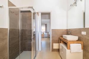 un baño con ducha y lavabo en I Centenari Longevity Rooms, en Lotzorai 24 fotos más