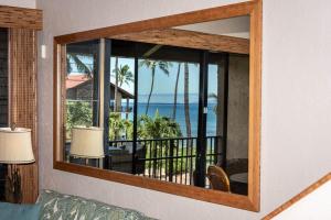 einen Spiegel in einem Zimmer mit Meerblick in der Unterkunft Papakea E407 in Kahana
