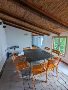 una sala da pranzo con tavolo e sedie neri di FeWo Brombachsee Stirn a Pleinfeld