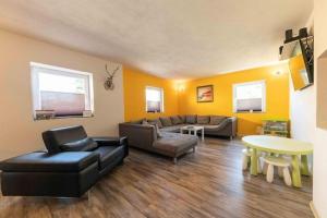 un soggiorno con un divano e un tavolo di FeWo Brombachsee Stirn a Pleinfeld