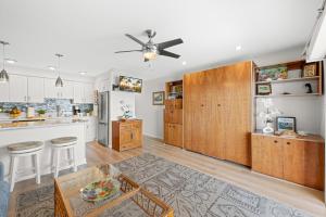 O bucătărie sau chicinetă la Lahaina Roads 407 +32 fotografii