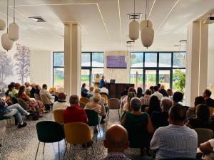 a crowd of people sitting in a room with a presentation at Matarrese 1950 in Castellana Grotte