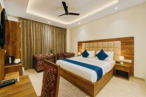 Postel nebo postele na pokoji v ubytování Maclo Classic Luxury Resort- #Lavish & Luxury Rooms #Big Parking # Lift # All Balcony Rooms # Prime Location # Top Selling # Property In Mcleodganj + 20 fotografií