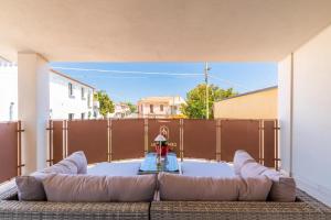 una sala de estar con un sofá y una mesa en I Centenari Longevity Rooms, en Lotzorai