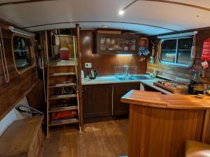 Η κουζίνα ή μικρή κουζίνα στο Péniche Sir Lancelot