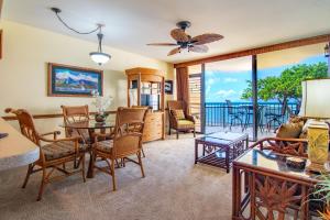 un soggiorno con tavolo e sedie di Kahana Reef 208 a Kahana