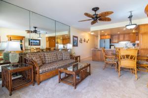 un soggiorno con divano e cucina di Kahana Reef 208 a Kahana