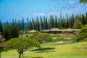 Blick auf den Golfplatz eines Resorts in der Unterkunft Kapalua Golf Villa 16V 2 in Kahana