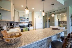 Η κουζίνα ή μικρή κουζίνα στο Papakea G302