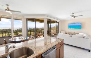 eine Küche und ein Wohnzimmer mit einer Couch in der Unterkunft Kapalua Golf Villa 18V4 in Kahana