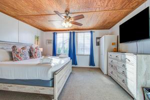 フォーリービーチにあるJust Beachyの天井ファン付きの大きなベッドのある寝室