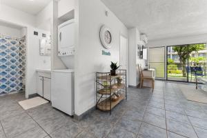 una cucina con un bancone e un orologio sul muro di Kihei Akahi B102 a Wailea