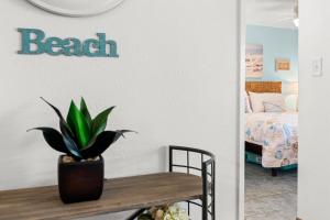 una stanza con un tavolo e una pianta in vaso su un muro di Kihei Akahi B102 a Wailea