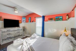 フォーリービーチにあるJust Beachyの白いベッドと薄型テレビのある寝室 +53枚の写真