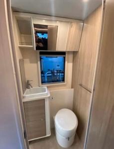 Koupelna v ubytování HBS-camper + 9 fotografií