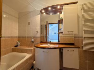 een badkamer met een wastafel, een bad en een toilet bij Chambre "Bleue", Les Gabettes in Velles +5 foto's