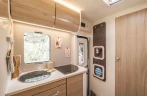 Kuchyň nebo kuchyňský kout v ubytování HBS-camper