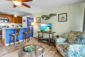un soggiorno con un divano e un tavolo di Polynesian Shores 112 a Kahana