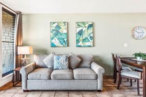 un soggiorno con un divano e un tavolo di Polynesian Shores 112 a Kahana