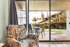 un soggiorno con una sedia e un tavolo di Polynesian Shores 112 a Kahana