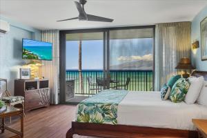 une chambre avec un lit et une vue sur l'océan dans l'établissement Papakea A206, à Kahana 17 autres photos