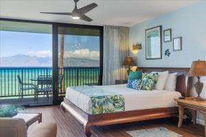 une chambre avec un lit avec vue sur l'océan dans l'établissement Papakea A206, à Kahana