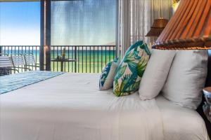 une chambre avec un lit avec vue sur l'océan dans l'établissement Papakea A206, à Kahana