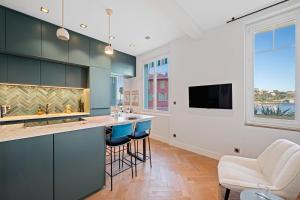 Una televisión o centro de entretenimiento en La Fenêtre sur Mer - Superbe Vue Sur Le Port