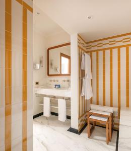 un baño con lavabo y espejo en Splendido Mare, A Belmond Hotel, Portofino, en Portofino 78 fotos más