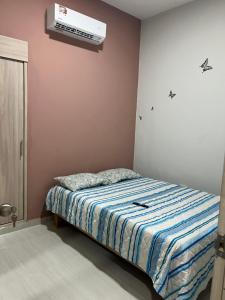 En eller flere senge i et værelse på Apartaestudio amoblado Edificio Buenos Aires Sincelejo